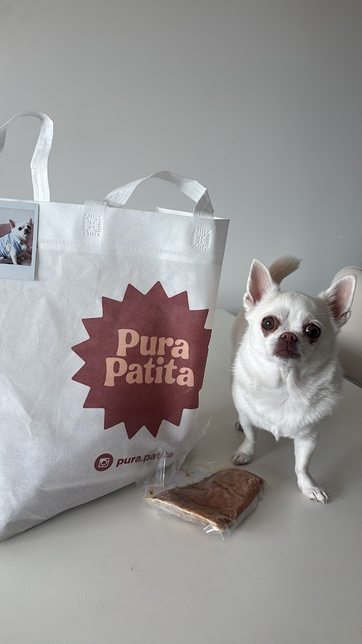 Eva junto a un producto de Pura Patita