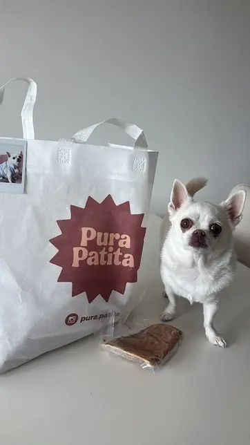 Eva junto a un producto de Pura Patita